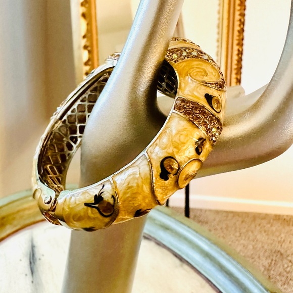 🔥  Gorgeous Rhinestone Statement Bracelet - Picture 14 of 17